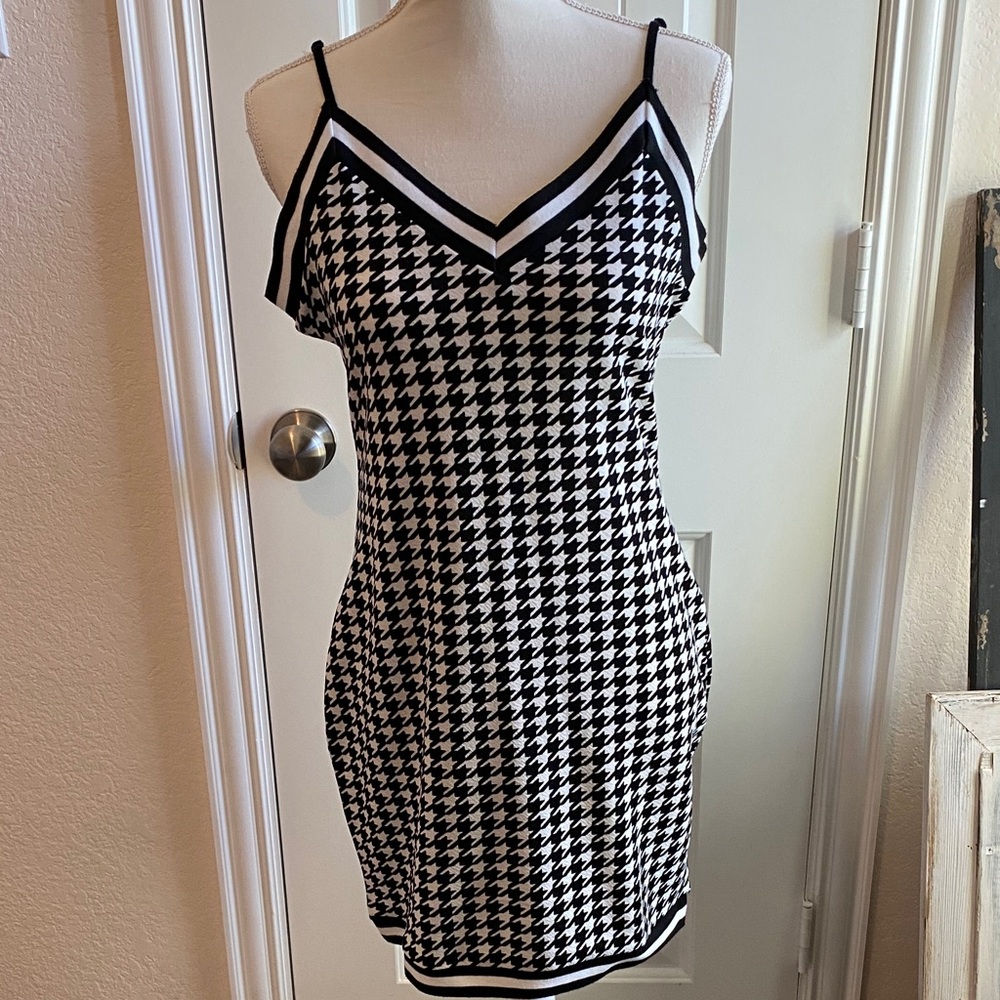4/$20 Houndstooth pattern mini dress